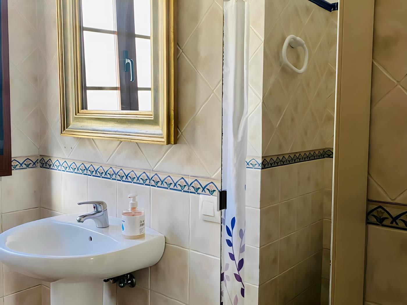 Amplio Chalet con Piscina, Terraza y Barbacoa – Cerca del Mar en Conil - image 8