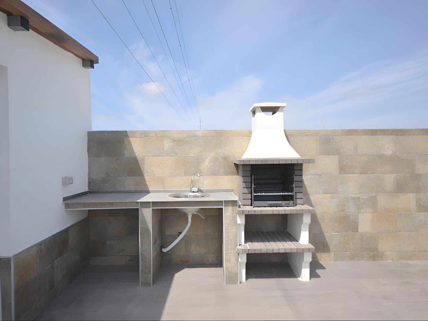 Encantador Chalet con Piscina y Terraza Soleada cerca del Mar en Conil - image 4