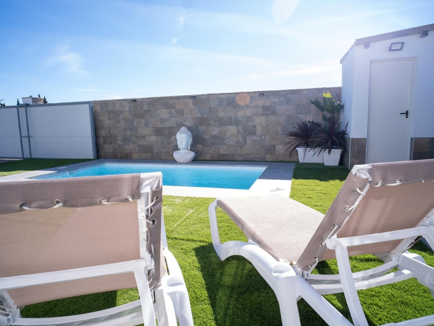 Encantador Chalet con Piscina y Terraza Soleada cerca del Mar en Conil - image 5