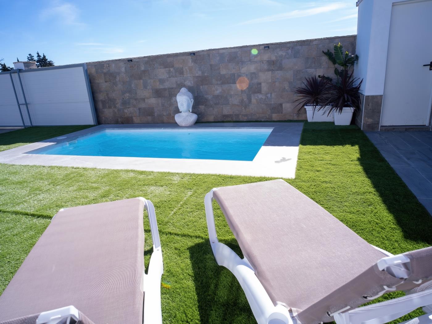 Encantador Chalet con Piscina y Terraza Soleada cerca del Mar en Conil - image 8