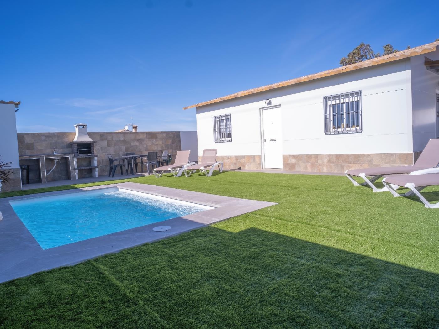 Encantador Chalet con Piscina y Terraza Soleada cerca del Mar en Conil - image 10