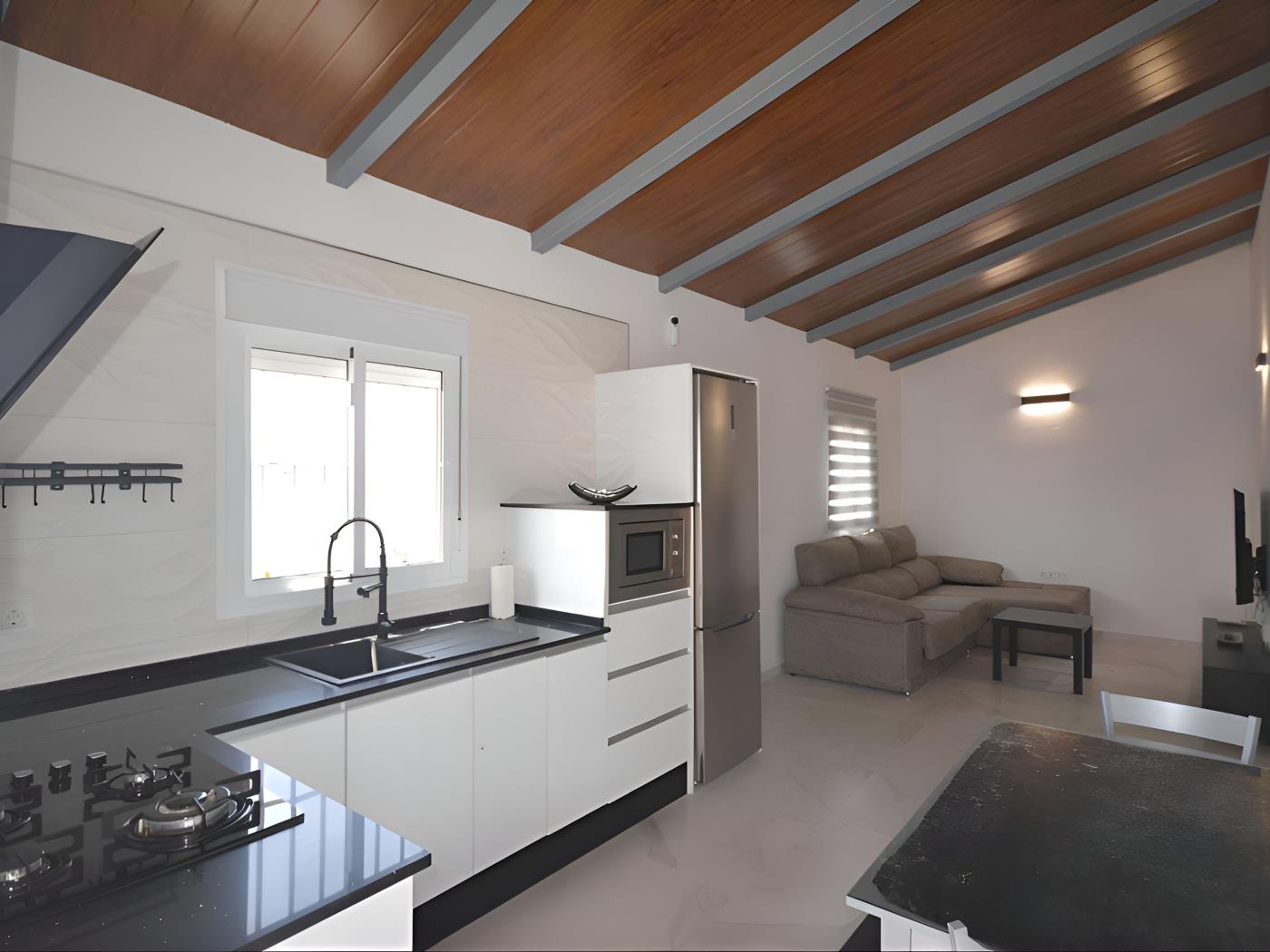 Encantador Chalet con Piscina y Terraza Soleada cerca del Mar en Conil - image 7