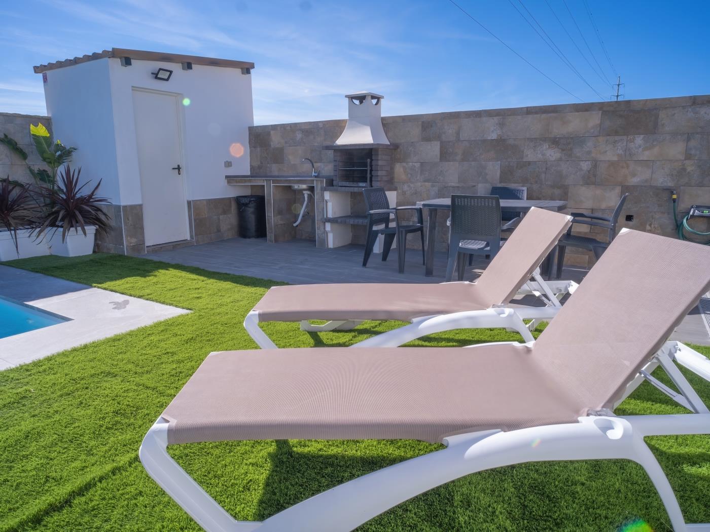 Encantador Chalet con Piscina y Terraza Soleada cerca del Mar en Conil - image 11