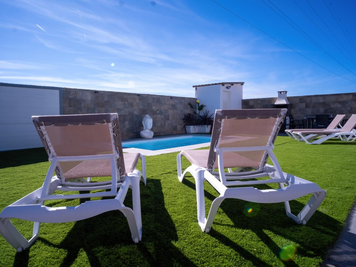 Encantador Chalet con Piscina y Terraza Soleada cerca del Mar en Conil - image 12