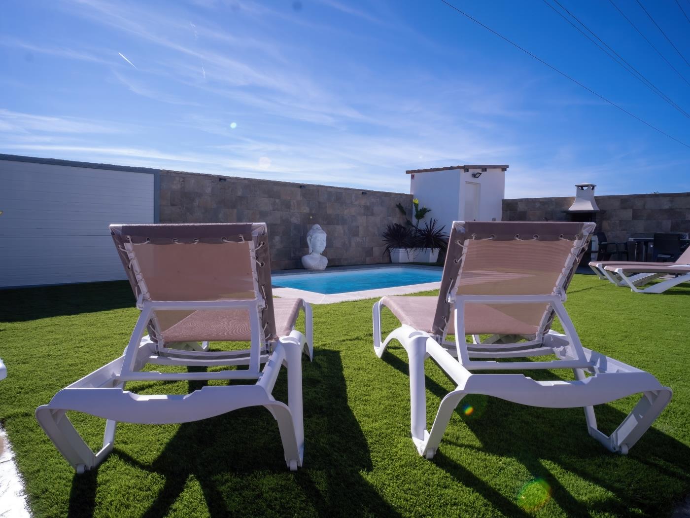 Encantador Chalet con Piscina y Terraza Soleada cerca del Mar en Conil - image 13