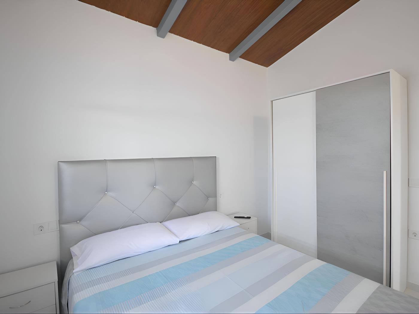 Encantador Chalet con Piscina y Terraza Soleada cerca del Mar en Conil - image 23