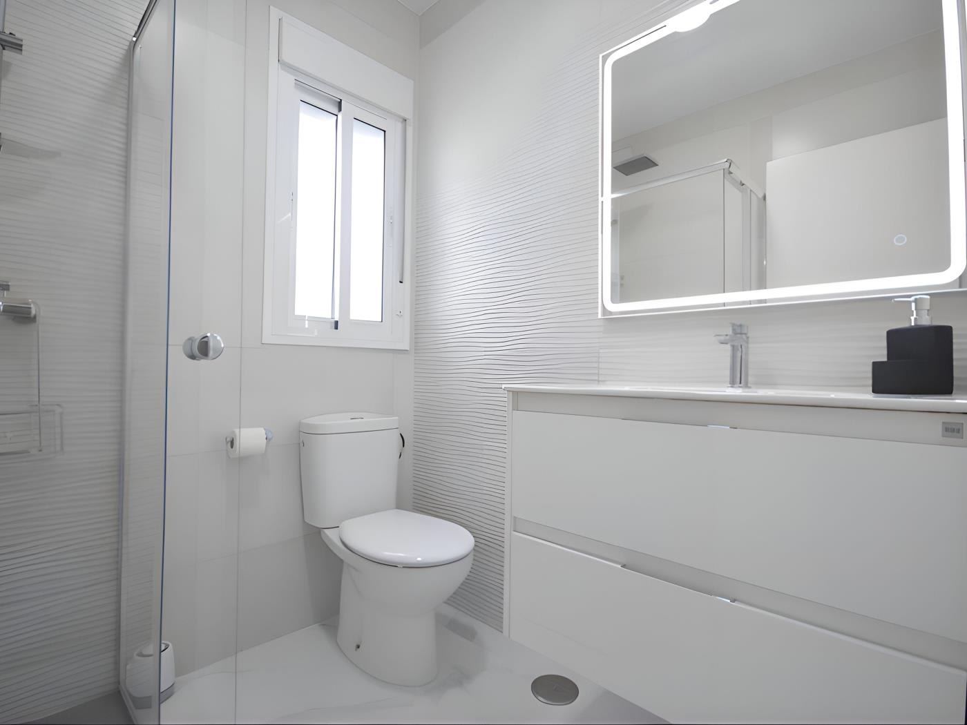 Encantador Chalet con Piscina y Terraza Soleada cerca del Mar en Conil - image 24