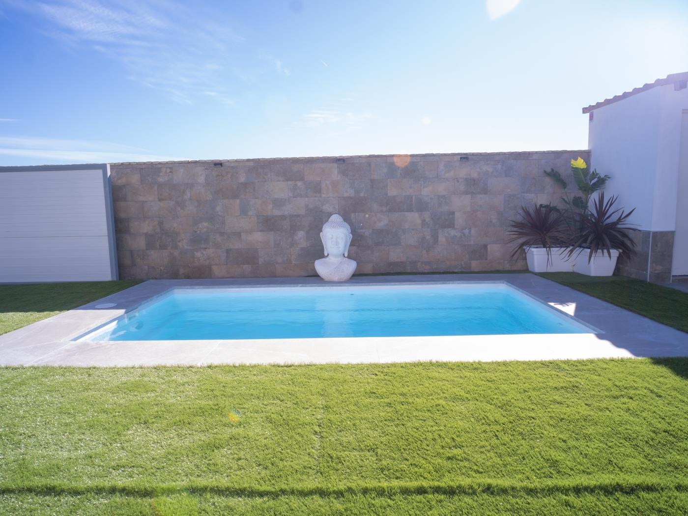 Encantador Chalet con Piscina y Terraza Soleada cerca del Mar en Conil - image 29