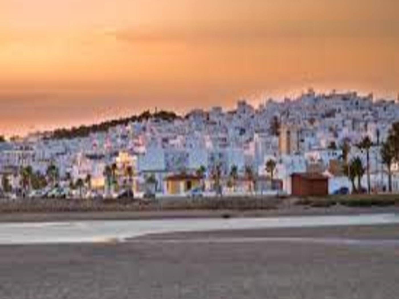 Encantador Chalet con Piscina y Terraza Soleada cerca del Mar en Conil - image 27