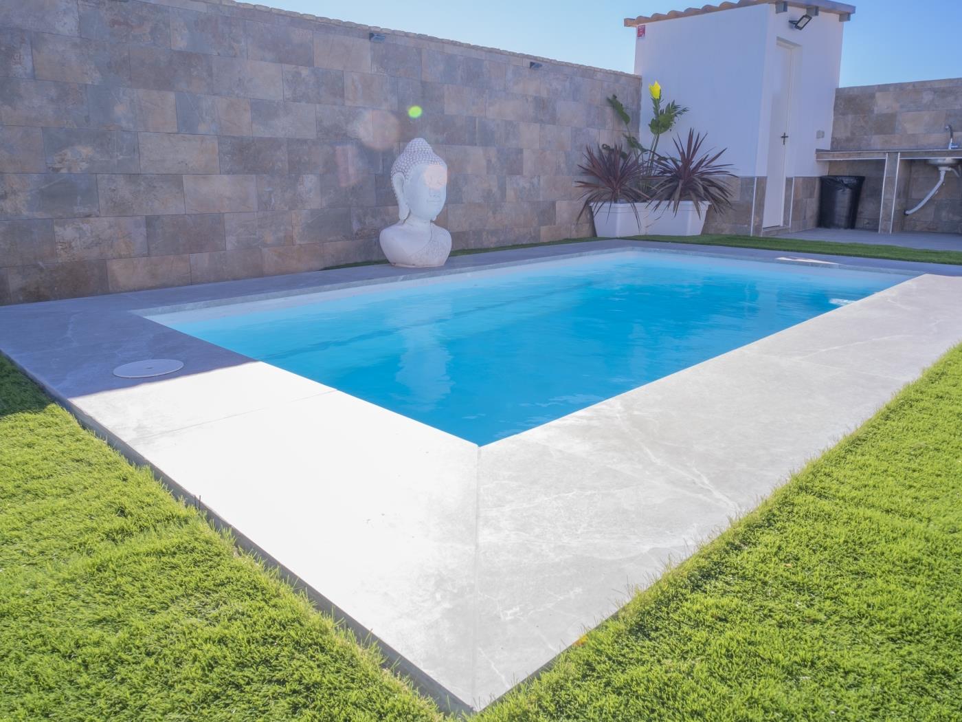 Encantador Chalet con Piscina y Terraza Soleada cerca del Mar en Conil - image 33