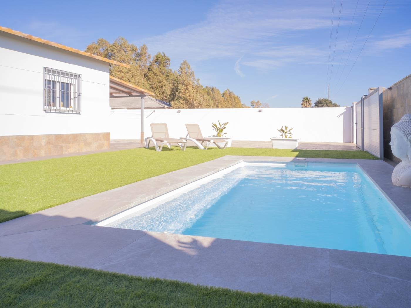 Encantador Chalet con Piscina y Terraza Soleada cerca del Mar en Conil - image 32