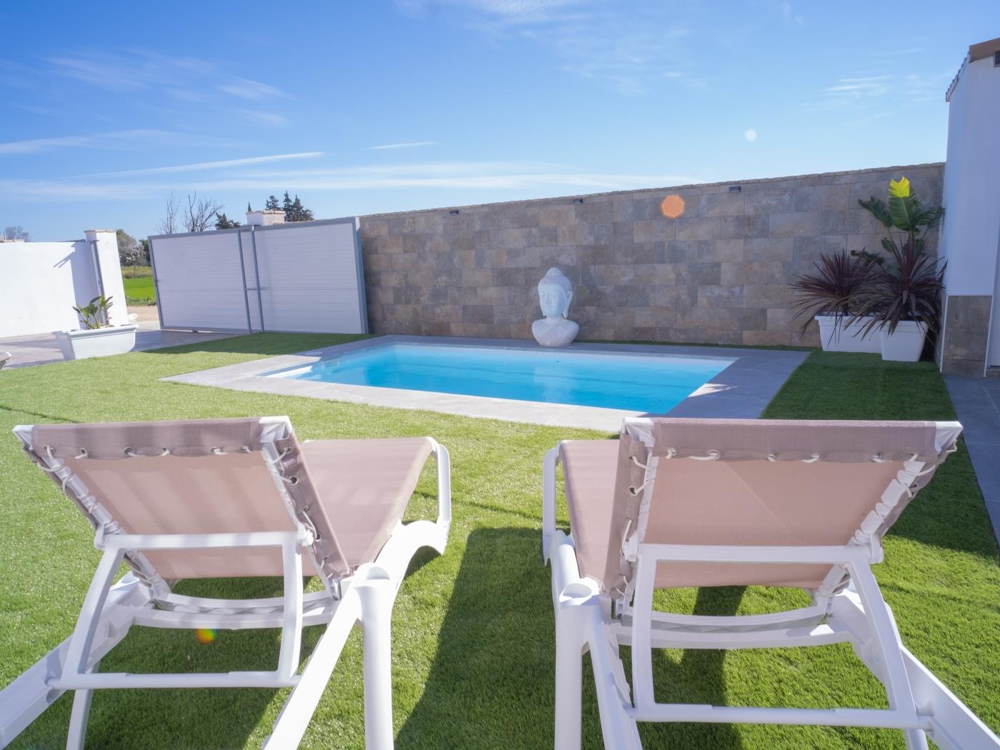 Encantador Chalet con Piscina y Terraza Soleada cerca del Mar en Conil - image 30