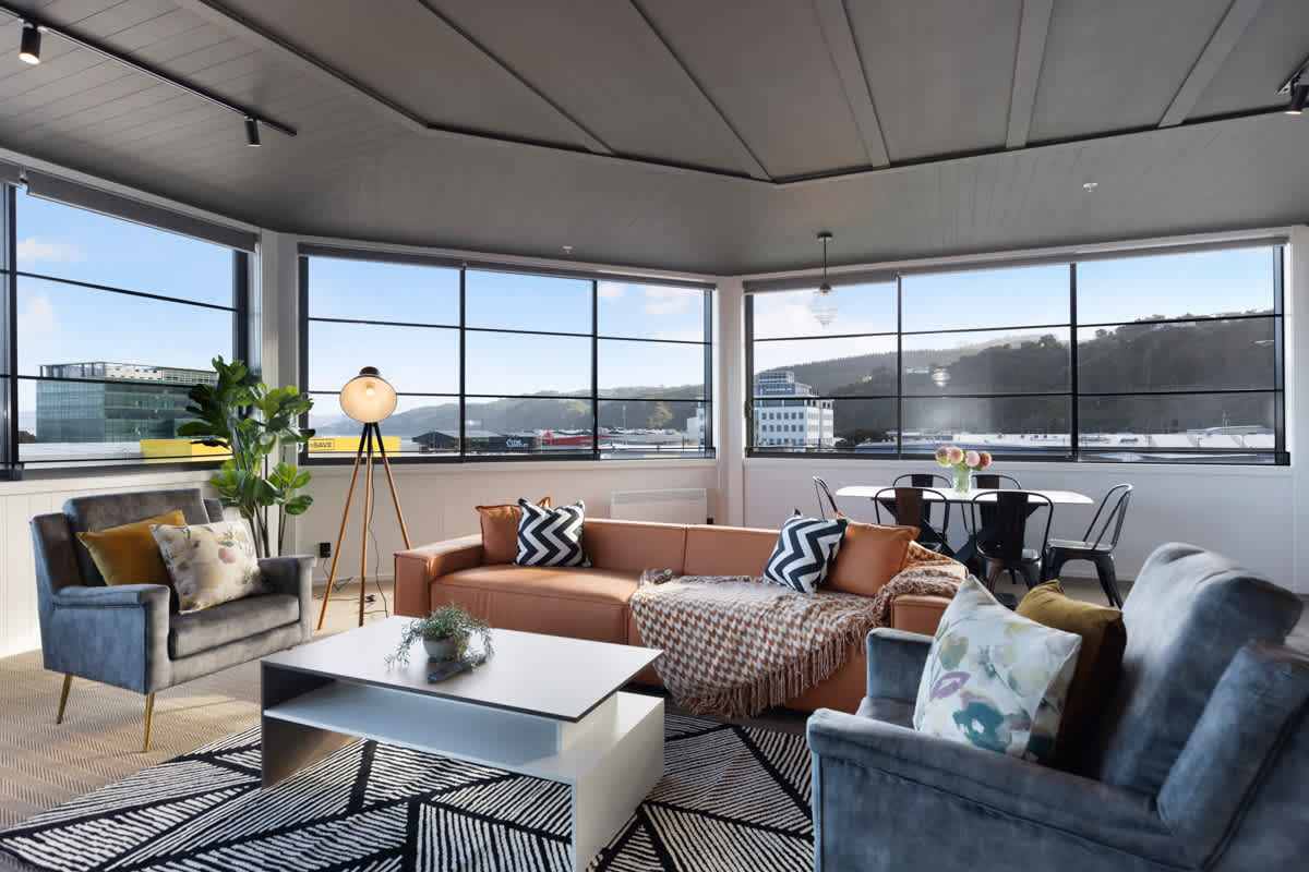 Sunny 3BR Petone Apt – Ocean Views, Walk to Shops