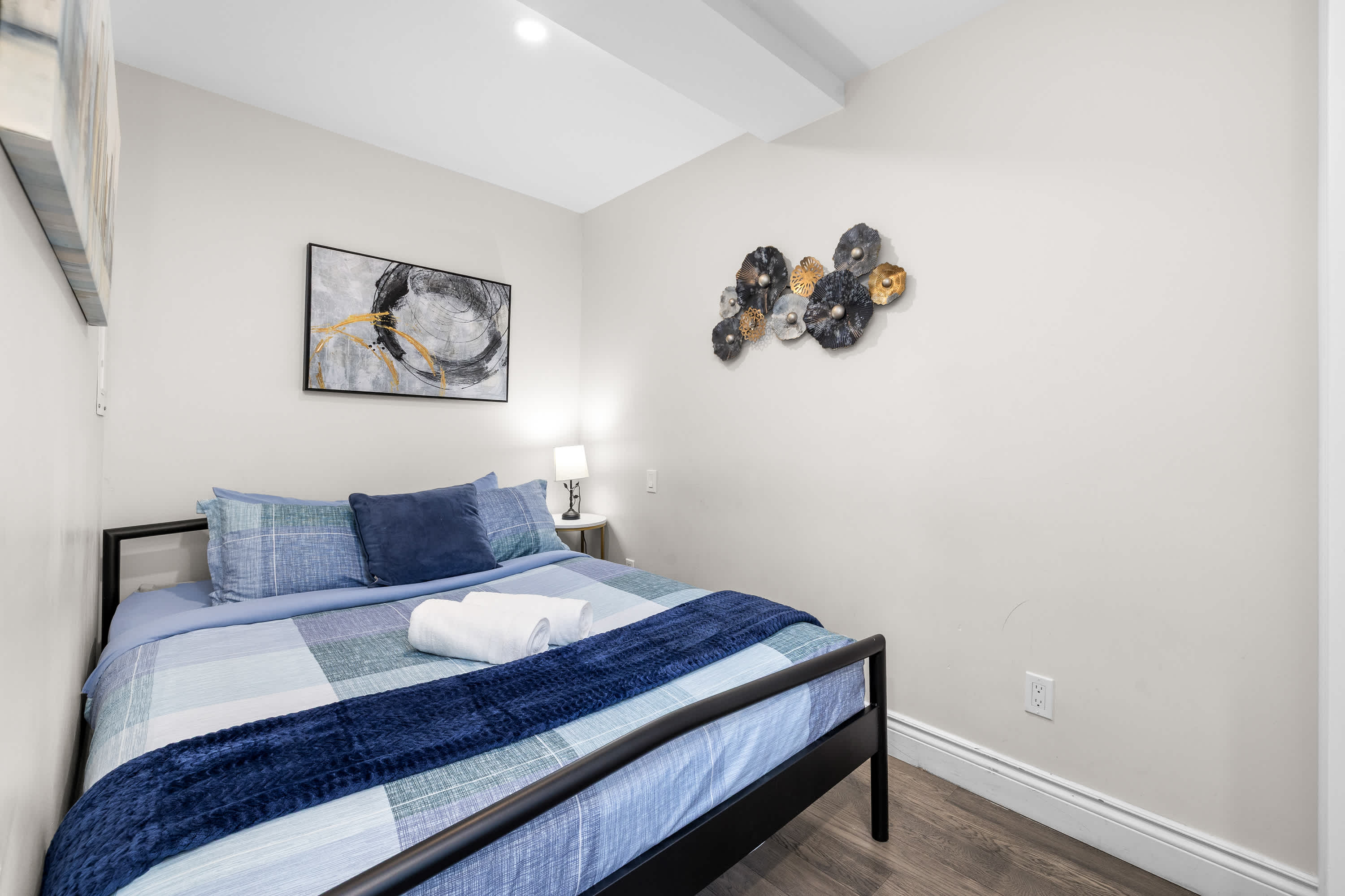 Stylish 2 Bedroom Condo Downtown Ottawa | Photo 4