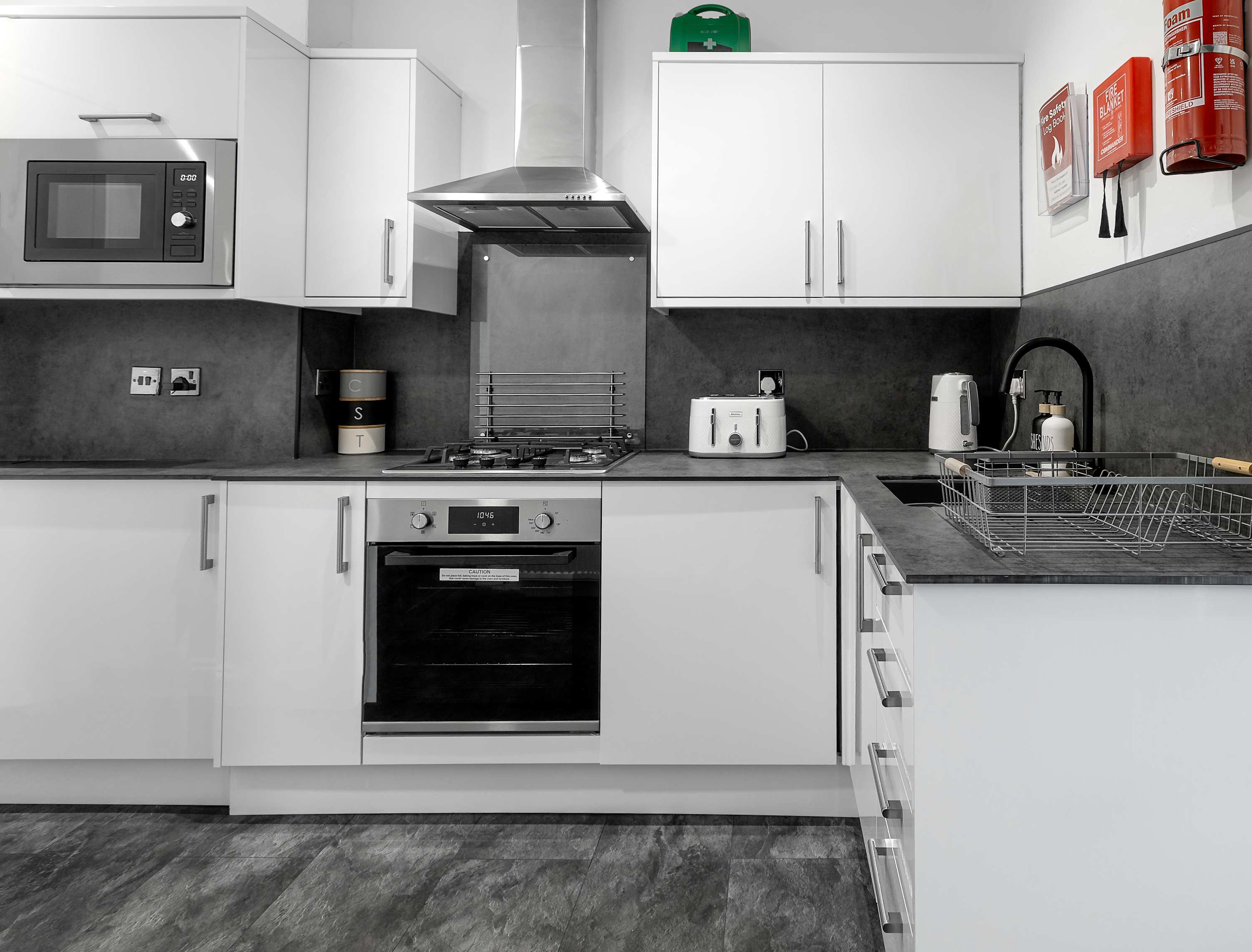 Elegant Apartment with Breathtaking Bay & Sea Views in 5 Westwood, Argyle Terrace PA20 OBE - Property image 14 - VivreStays