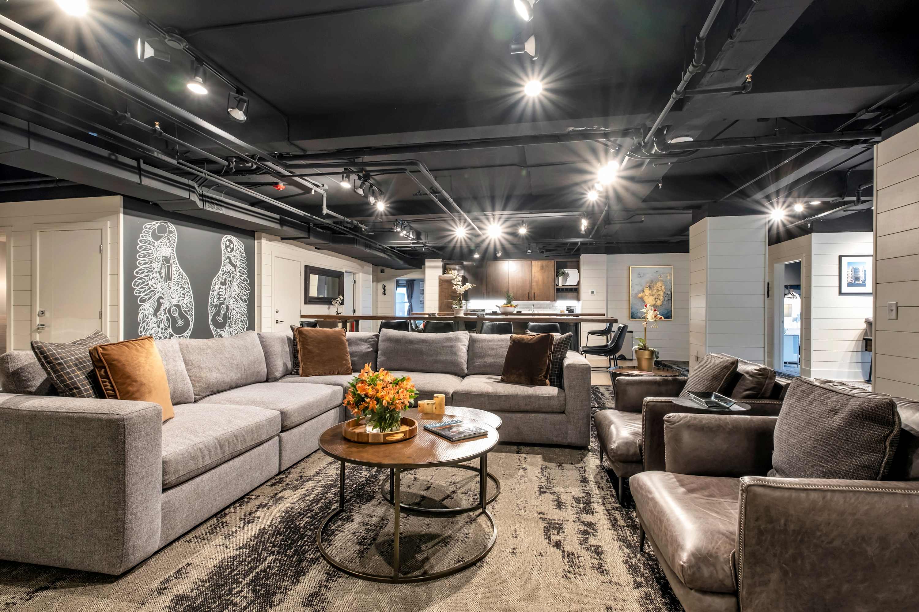 Backstage Bungalow 3700sqft/6BR Suite Walk to Broadway — Nashville, TN — vacation rental