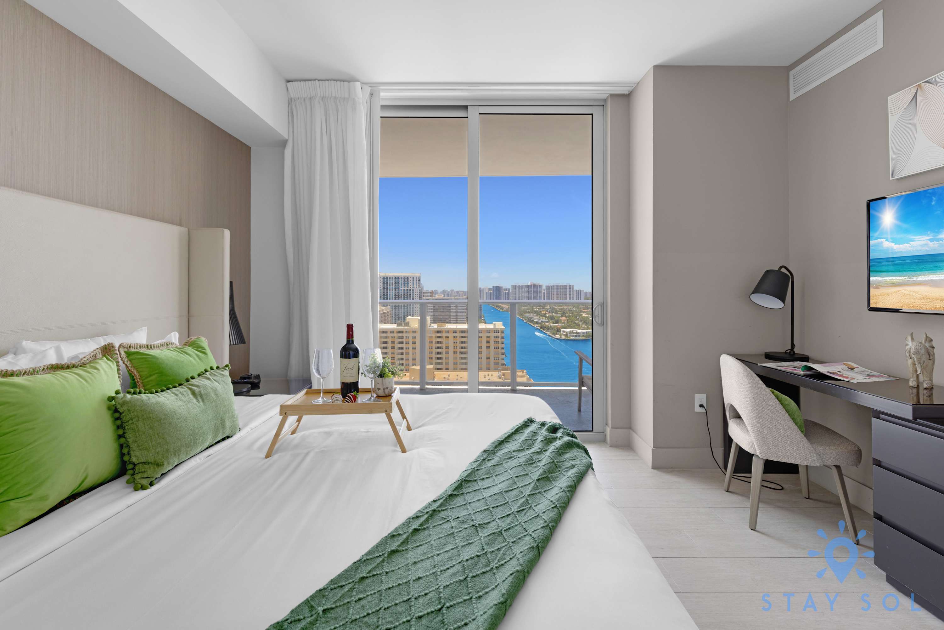 Luxury 3 Br|Corner Balcony|Panoramic View+ Pools