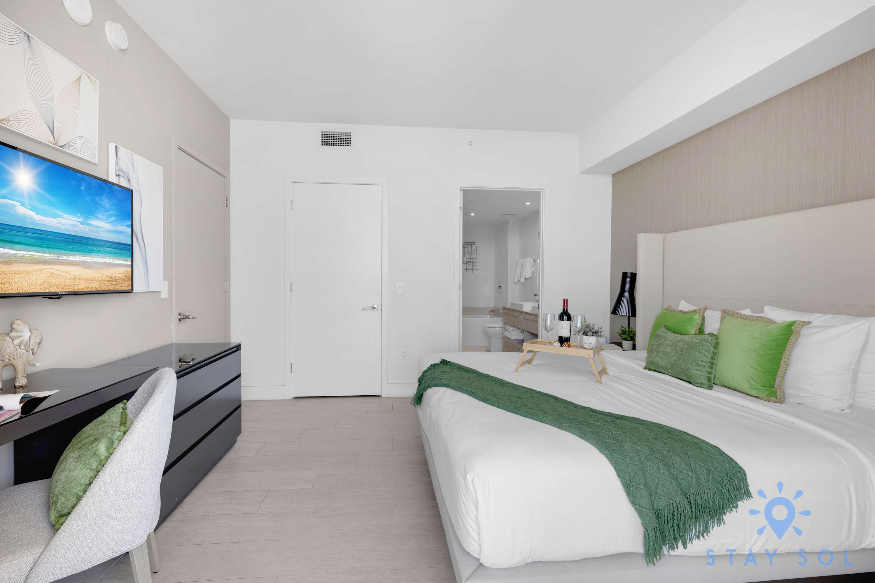Luxury 3 Br|Corner Balcony|Panoramic View+ Pools