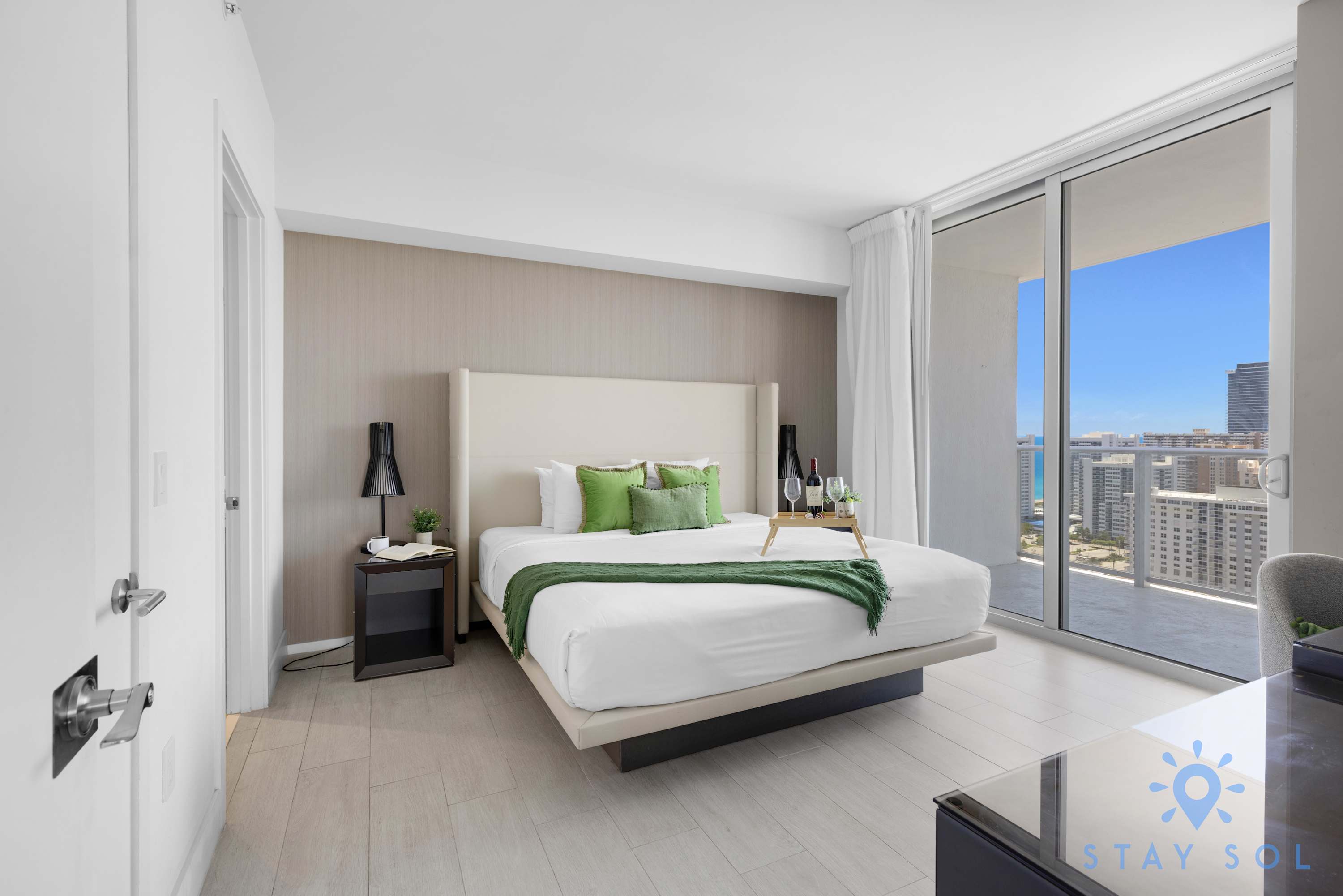 Luxury 3 Br|Corner Balcony|Panoramic View+ Pools
