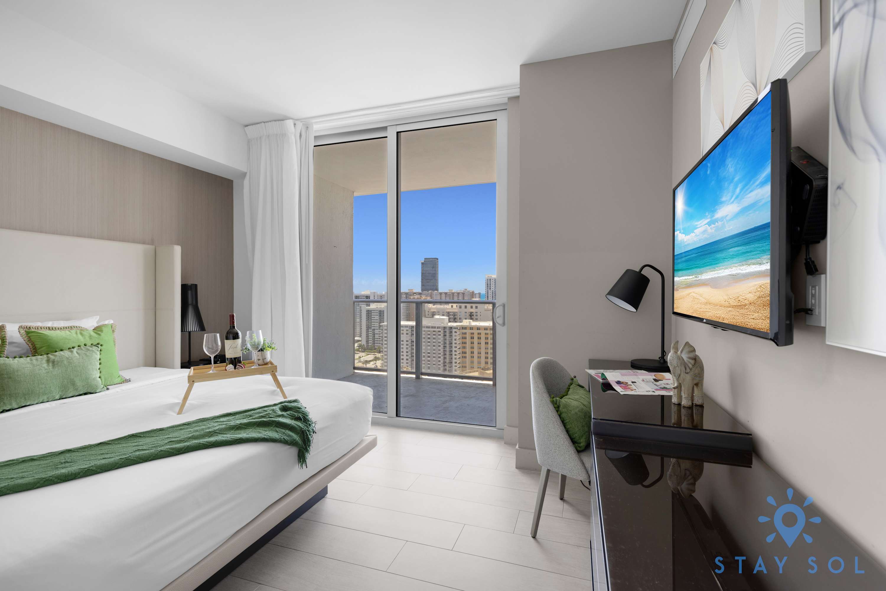 Luxury 3 Br|Corner Balcony|Panoramic View+ Pools