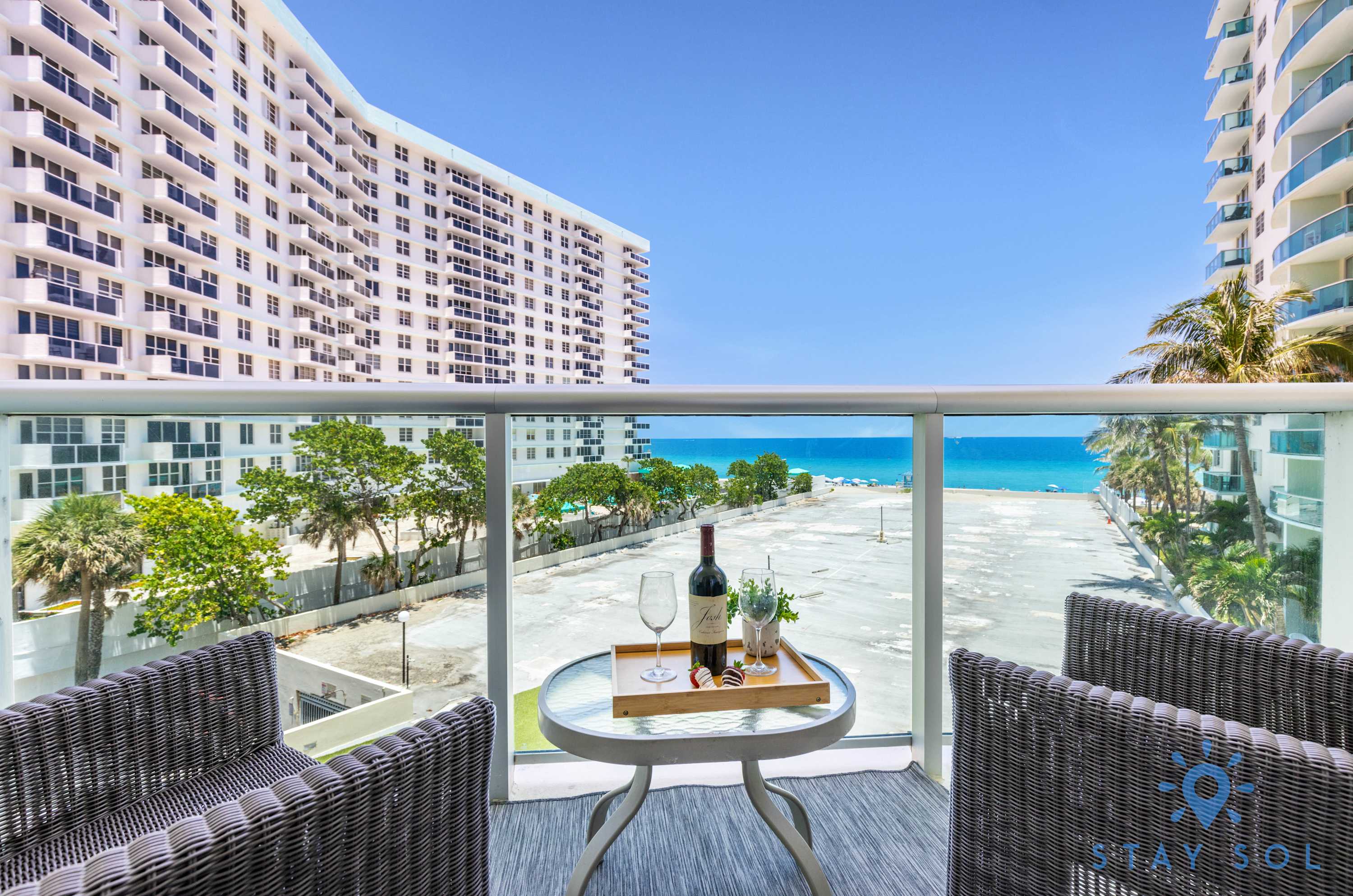 Beautiful Apartment with Pool & Amenities