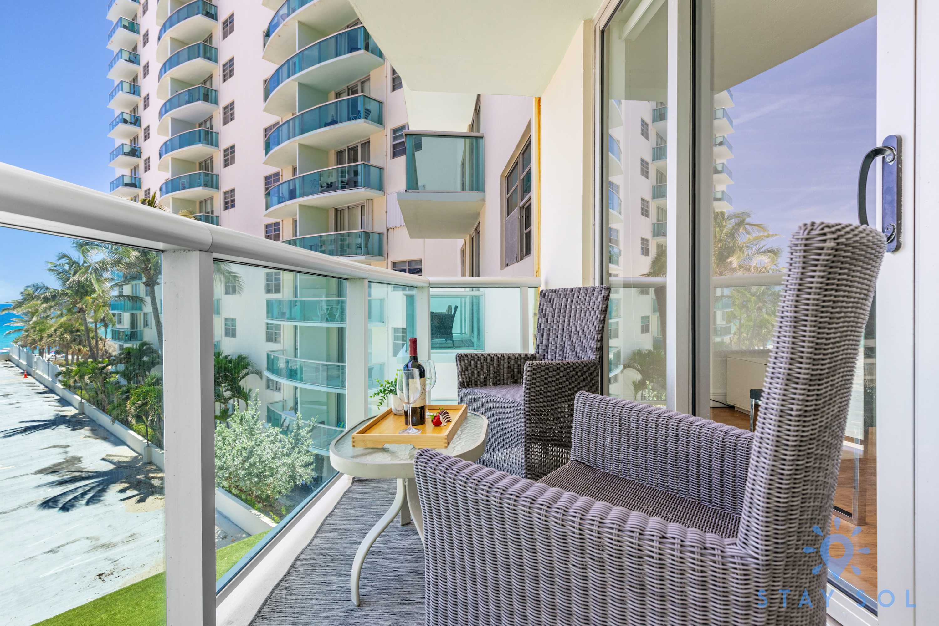 Amazing Apt with Pool & Amenities