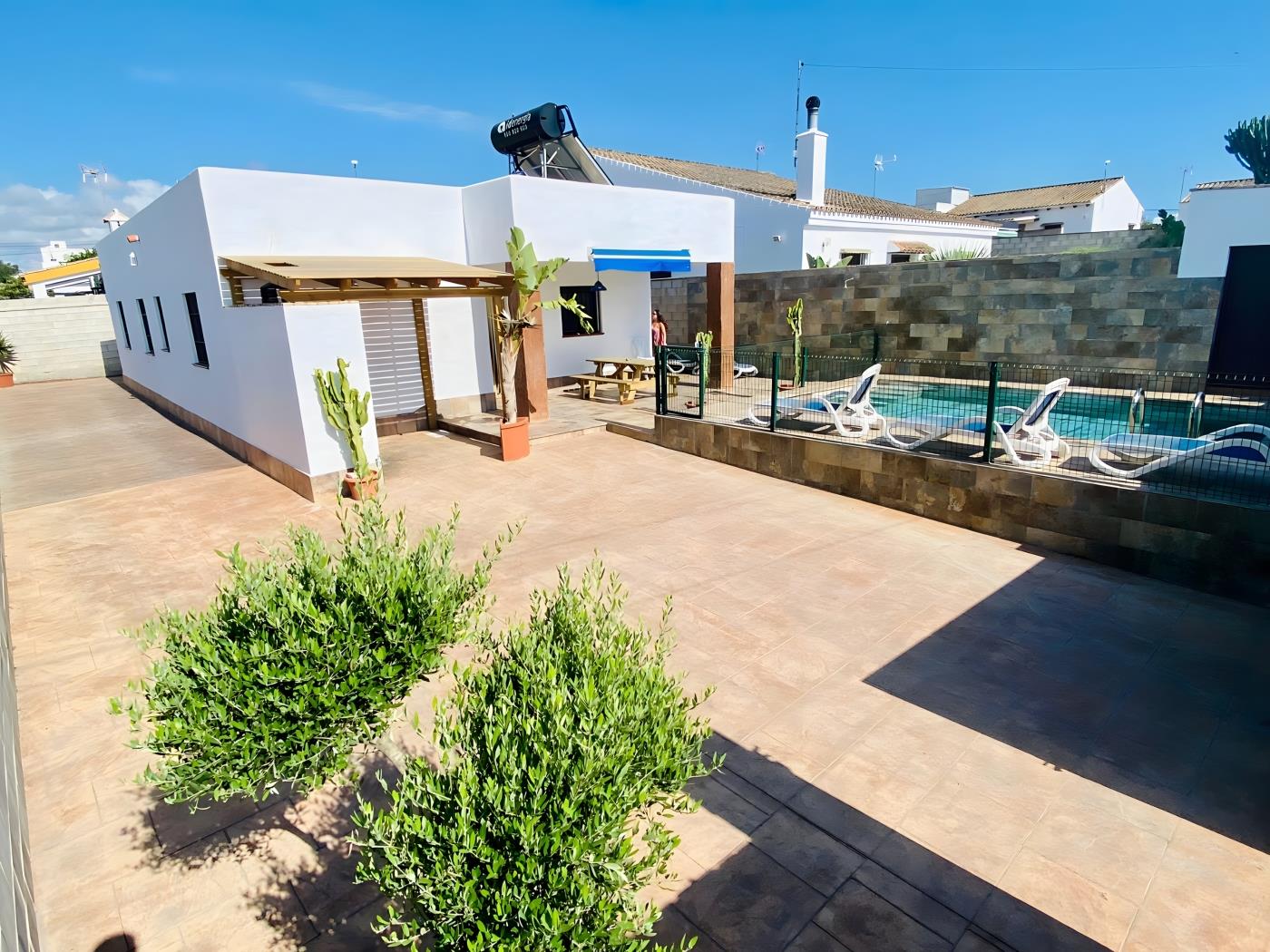 Encantador Chalet con Piscina y Jardín Privado junto a las Playas de Conil - image 3