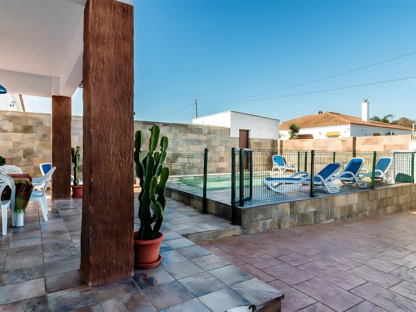 Encantador Chalet con Piscina y Jardín Privado junto a las Playas de Conil - image 4