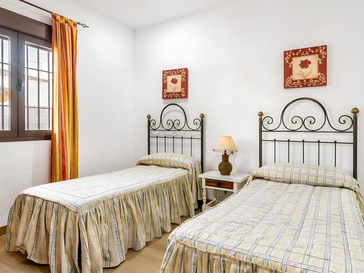 Encantador Chalet con Piscina y Jardín Privado junto a las Playas de Conil - image 12