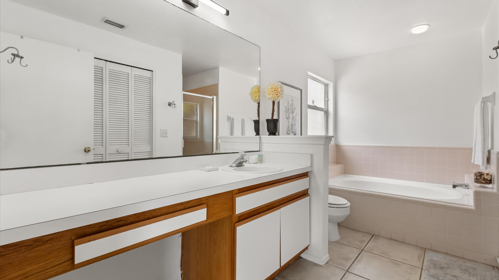 Spacious King en-suite bathroom with bathtub and shower