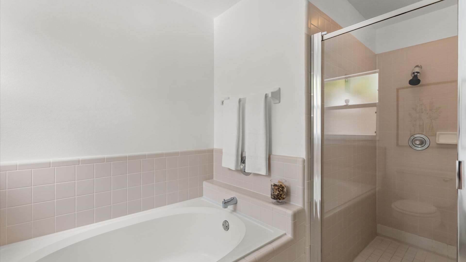 Spacious King en-suite bathroom with bathtub and shower