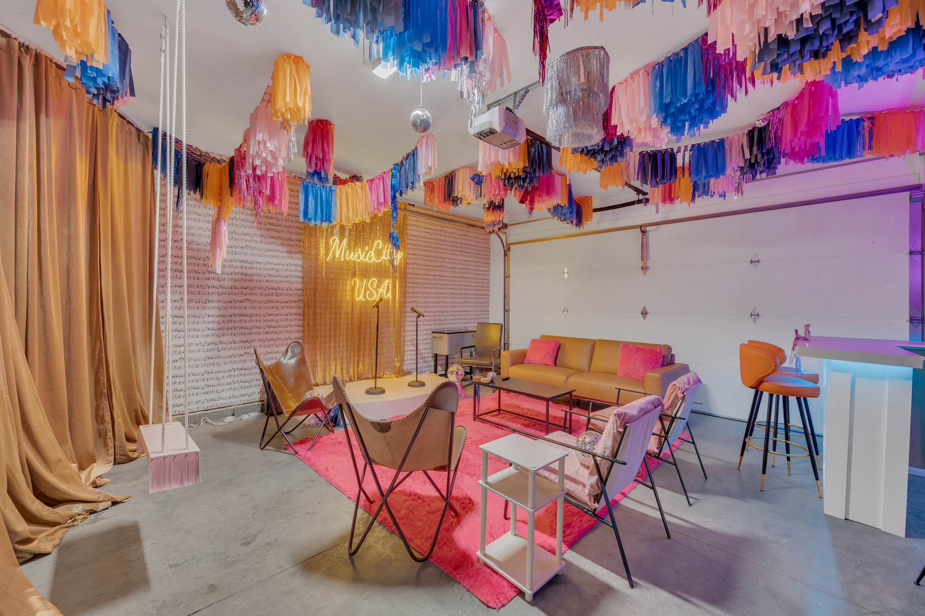 Brand New City Views, Karaoke Room, Near Downtown 3