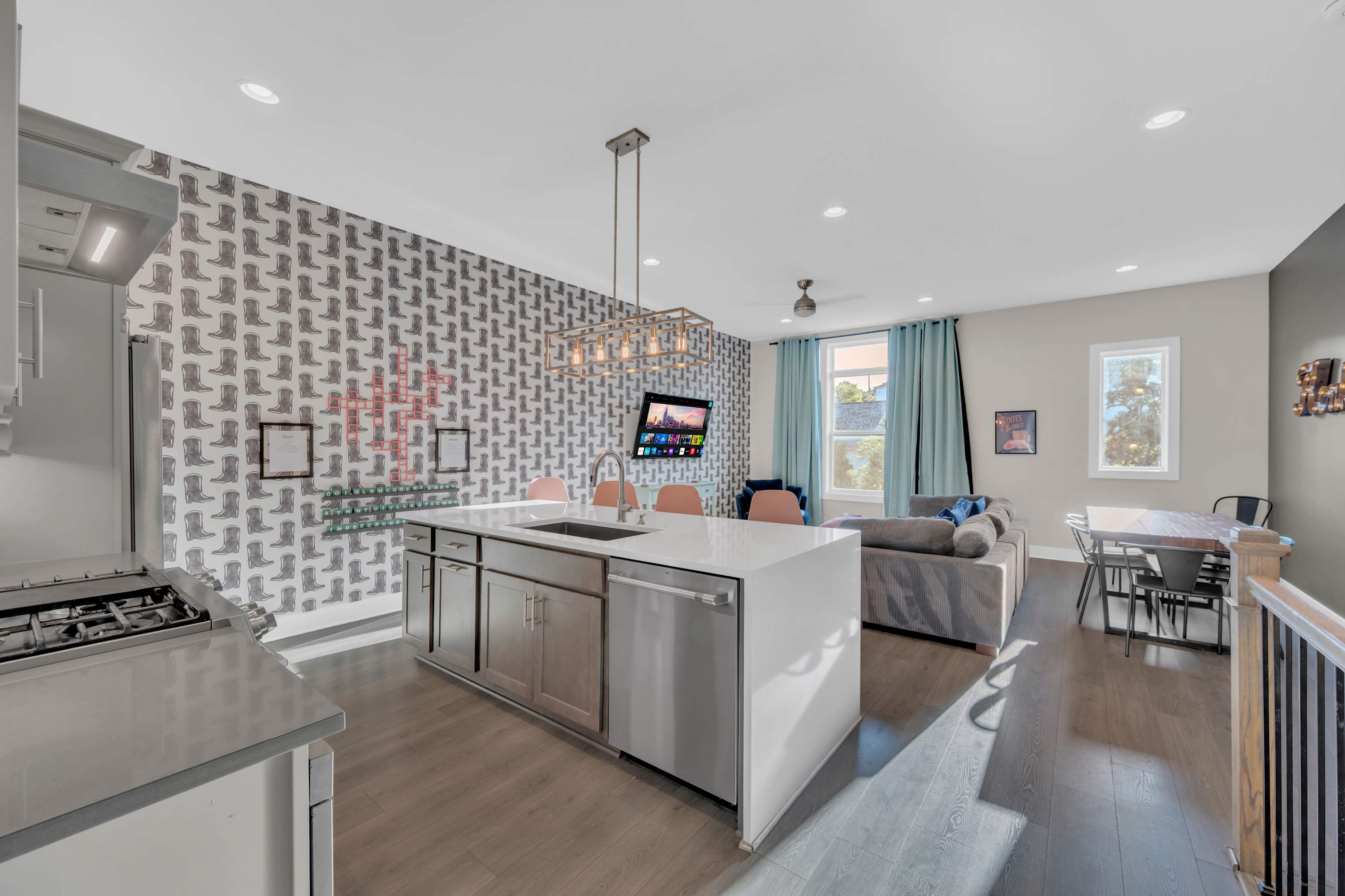 Brand New City Views, Karaoke Room, Near Downtown 5