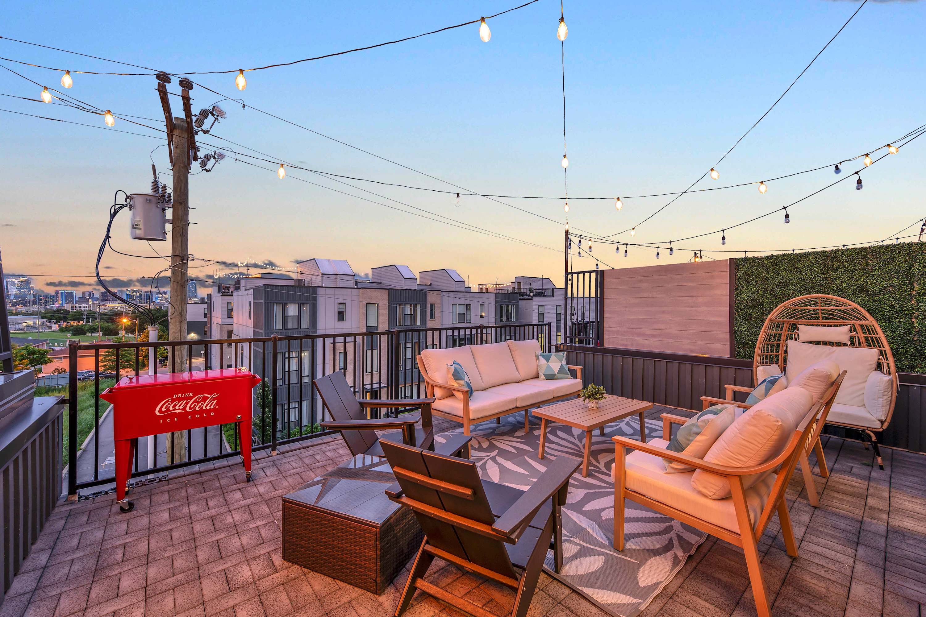 Brand New City Views, Karaoke Room, Near Downtown 4