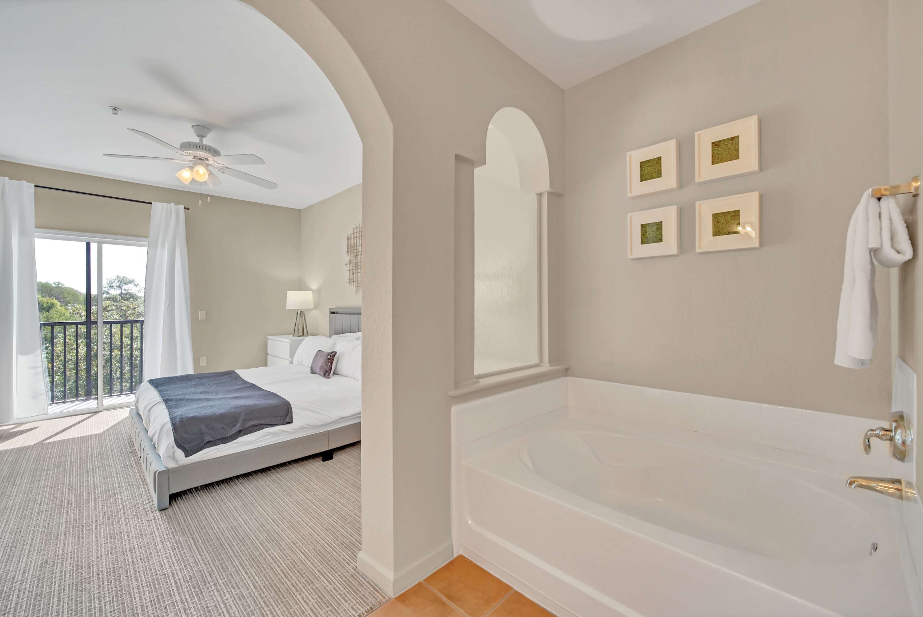 King bedroom with en-suite bathroom 