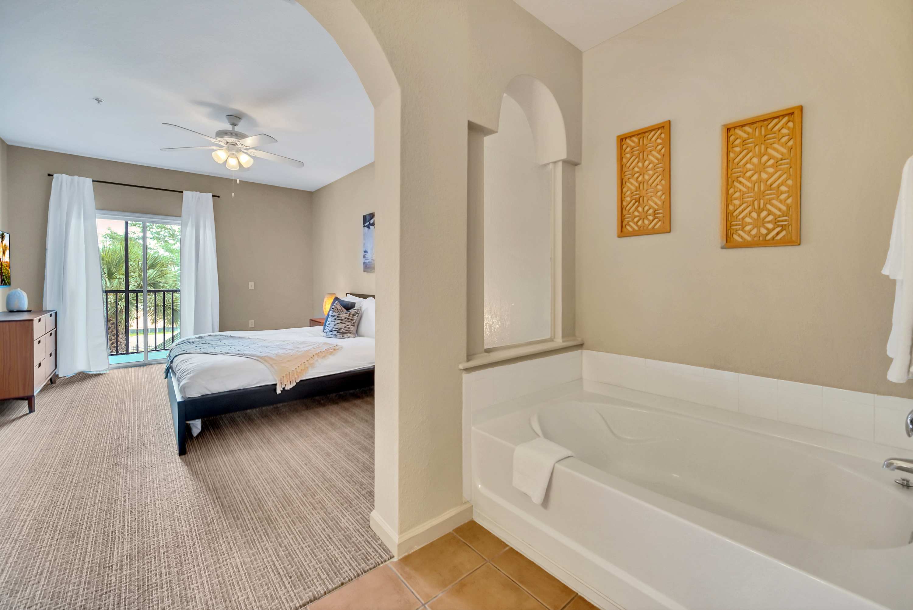 King en-suite bathroom with spa-like bathtub