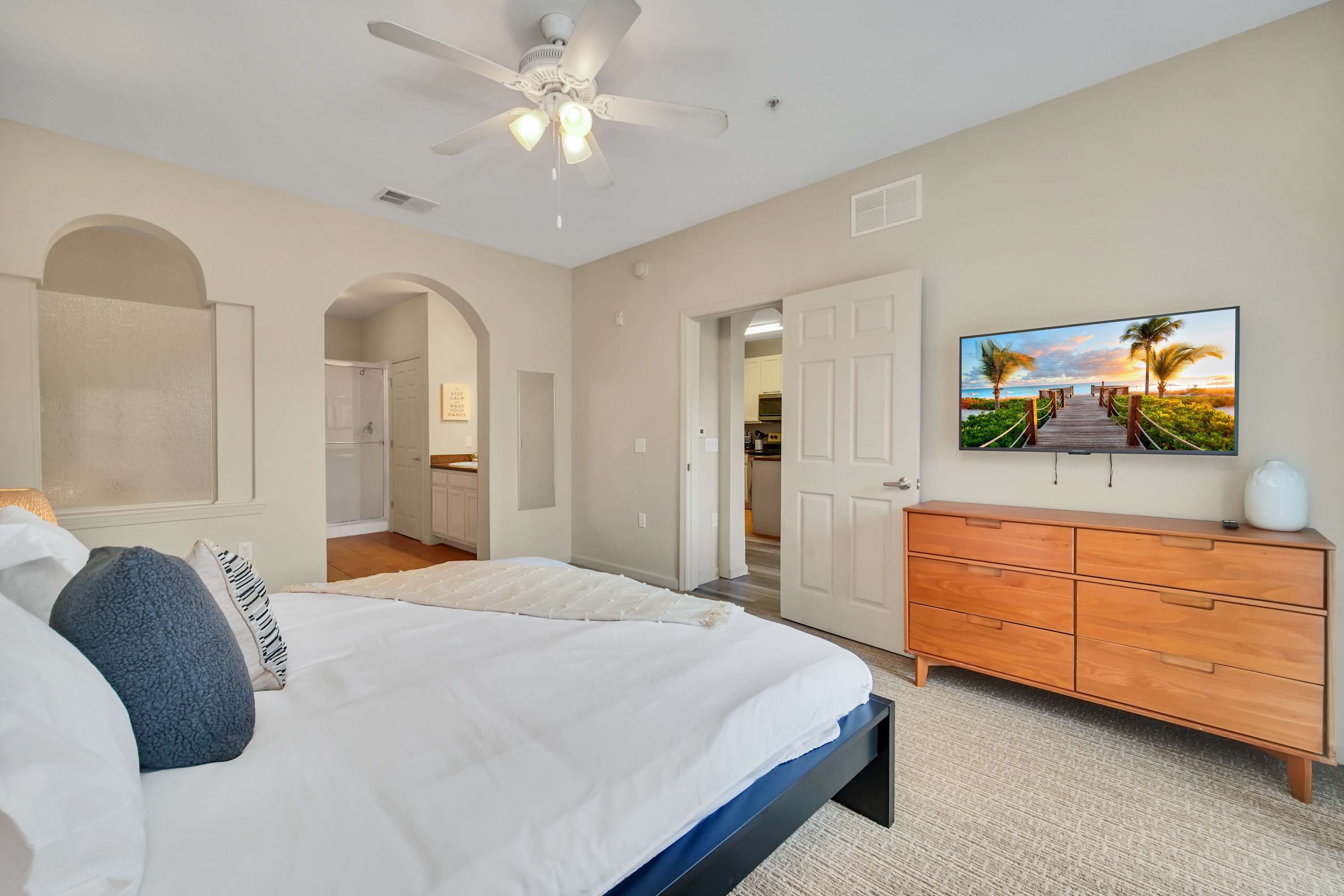 King bedroom with en-suite bathroom