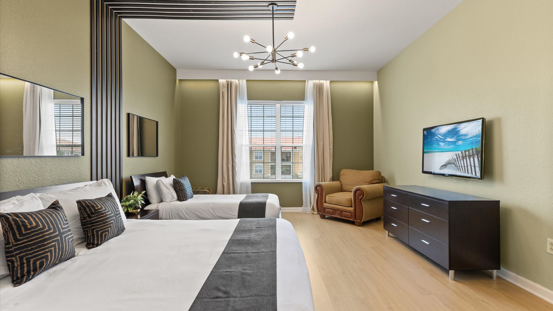 En-suite King Bedroom with a single bed and smart TV