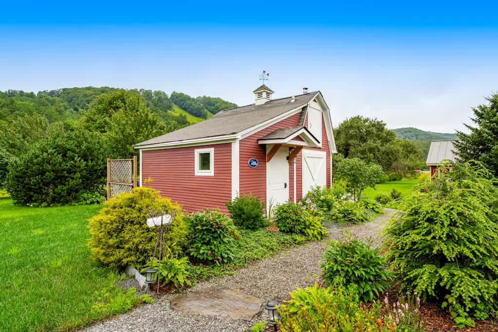 Steps to S6! Firepit, BBQ, Views! | Little House