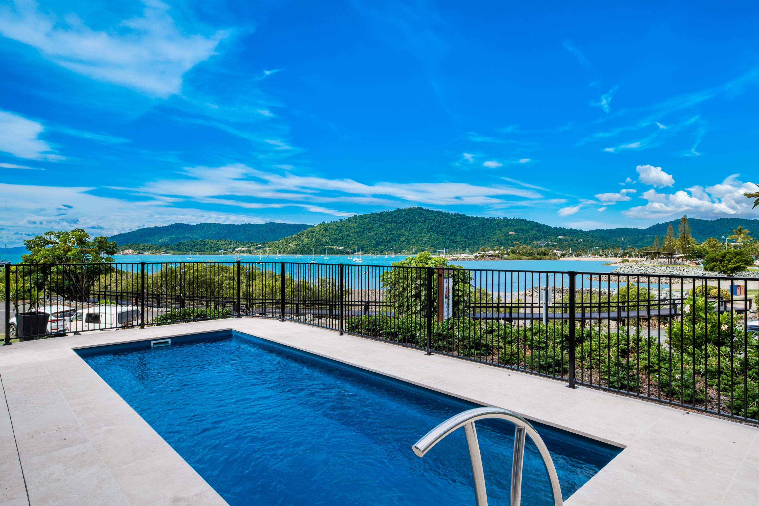 Mazlin House, Airlie Beach Waterfront Holiday Home **Fantastic Waterfront Pool!** — Airlie Beach, Queensland — vacation rental