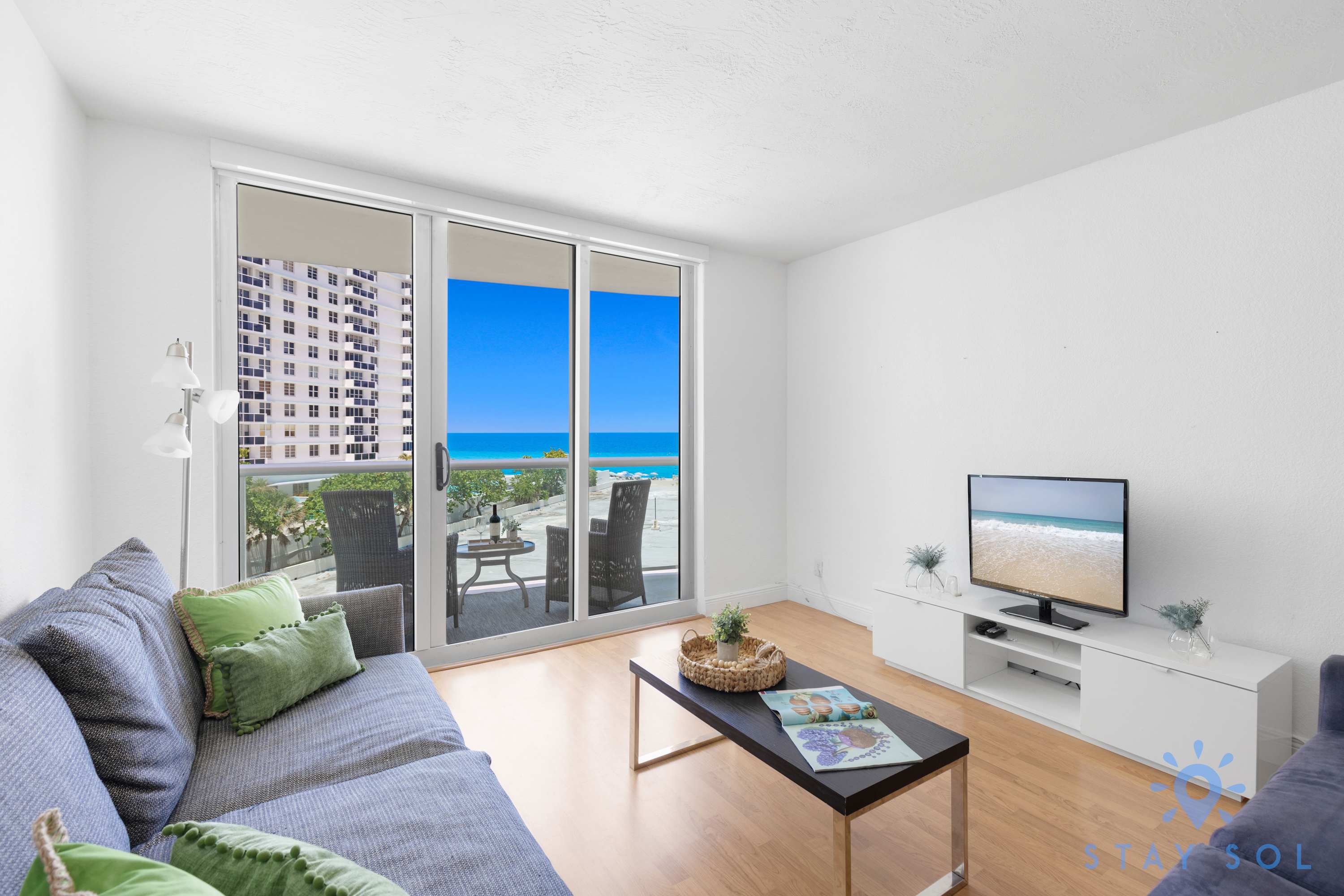 Amazing Apt with Pool & Amenities