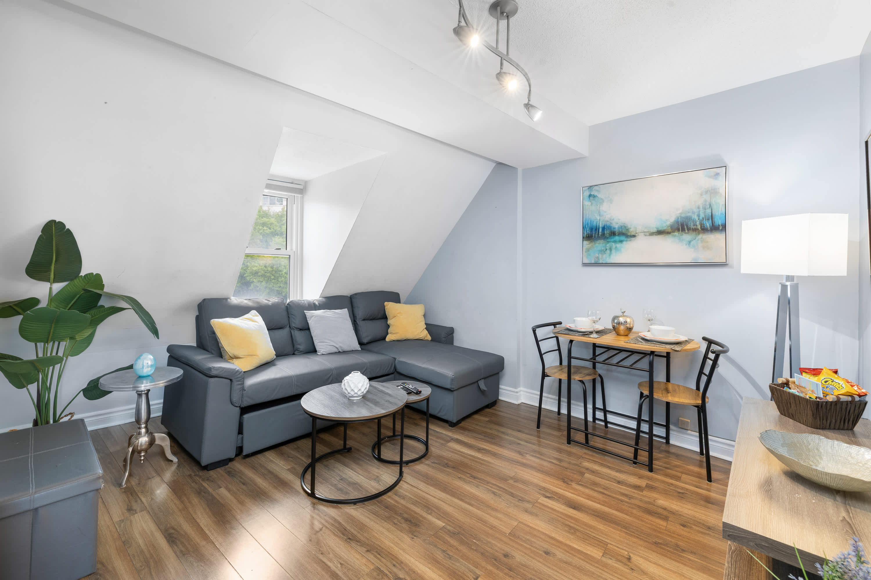 2BR City Flat Walk to Ottawa s Food Art Scene