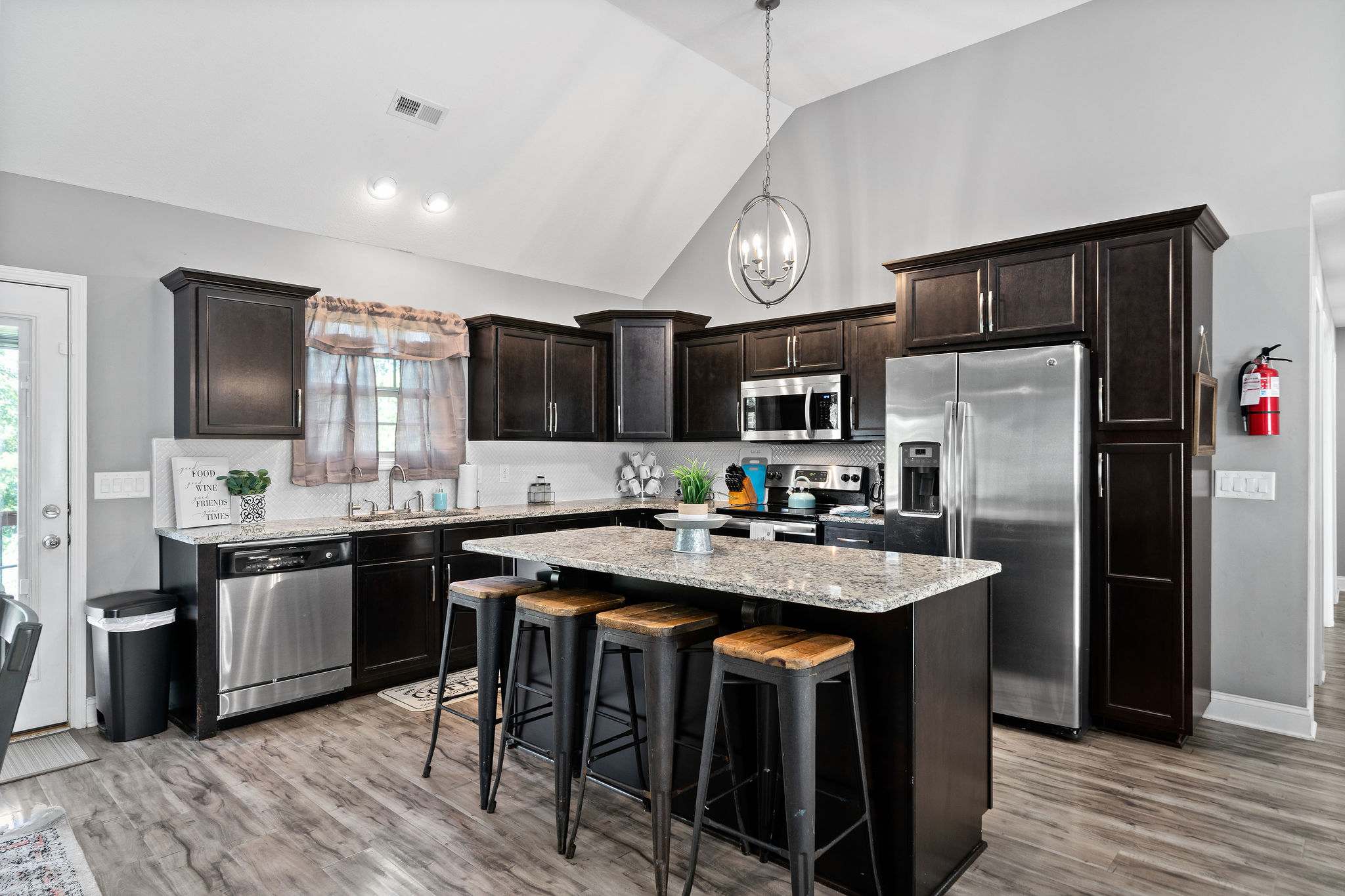 Mins to Downtown & Ft Campbell - 4 Bedrooms in Clarksville, TN