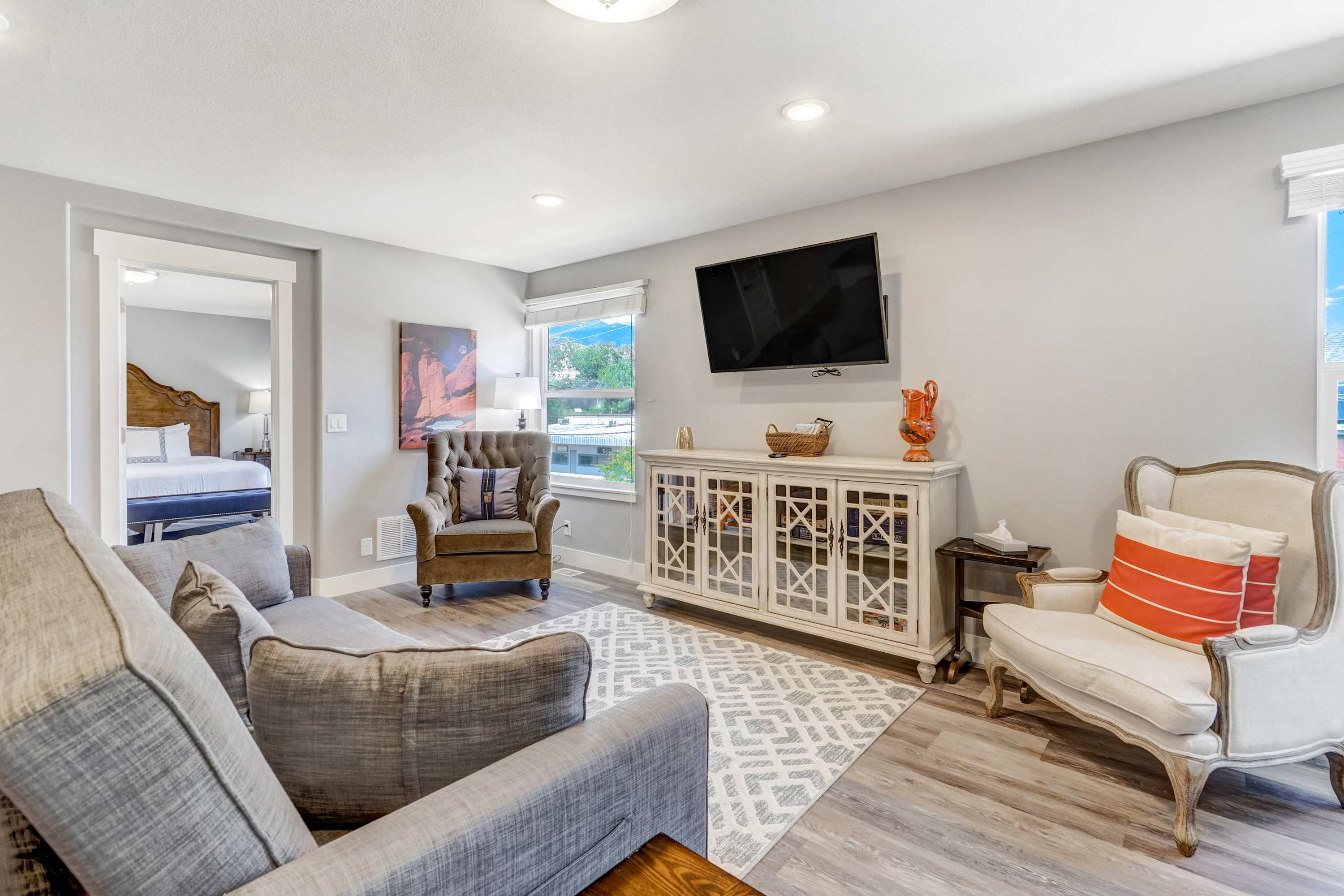 Vermijo Flat! Walkable to OCC & Mins from Downtown — Colorado Springs, CO — vacation rental