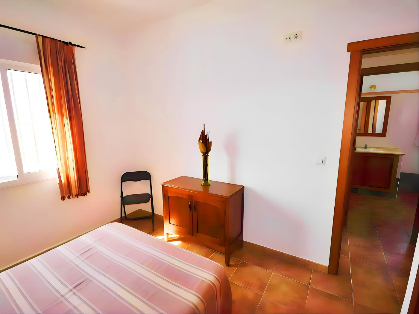 Chalet con Terraza y Barbacoa a 3 min de la Playa  El Palmar - image 8