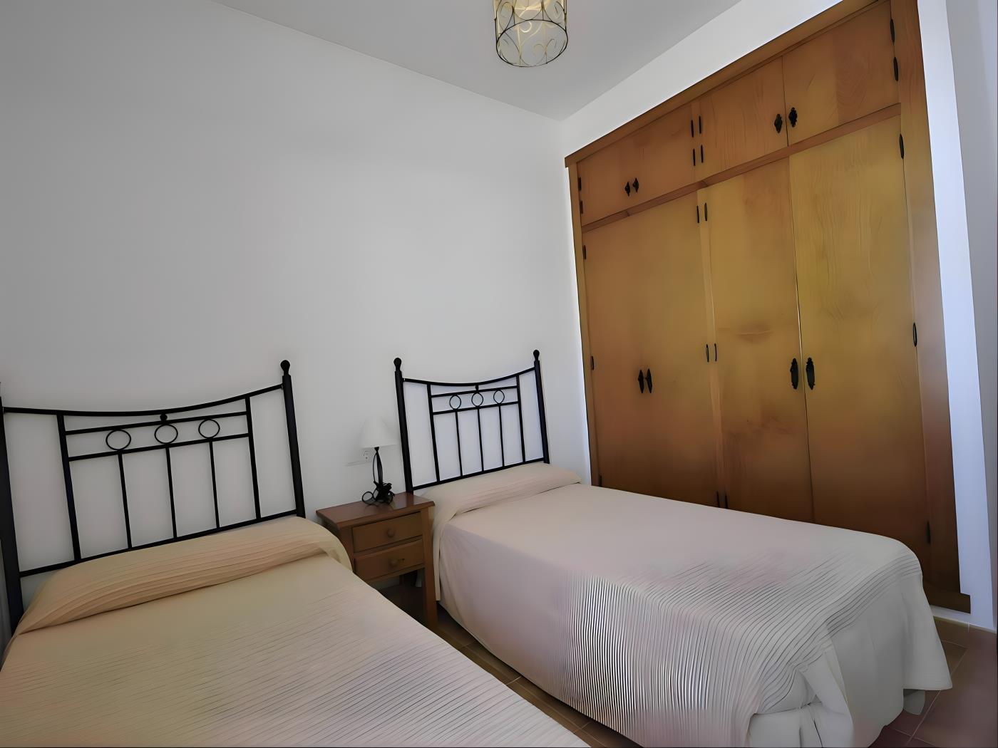 Chalet con Terraza y Barbacoa a 3 min de la Playa  El Palmar - image 11