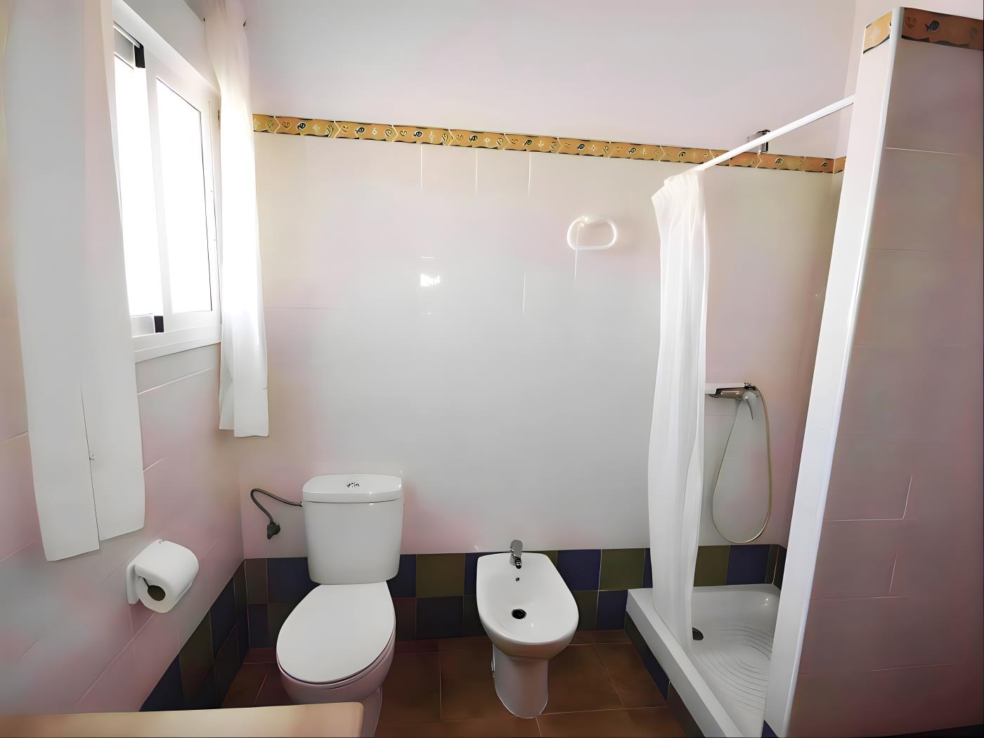 Chalet con Terraza y Barbacoa a 3 min de la Playa  El Palmar - image 10