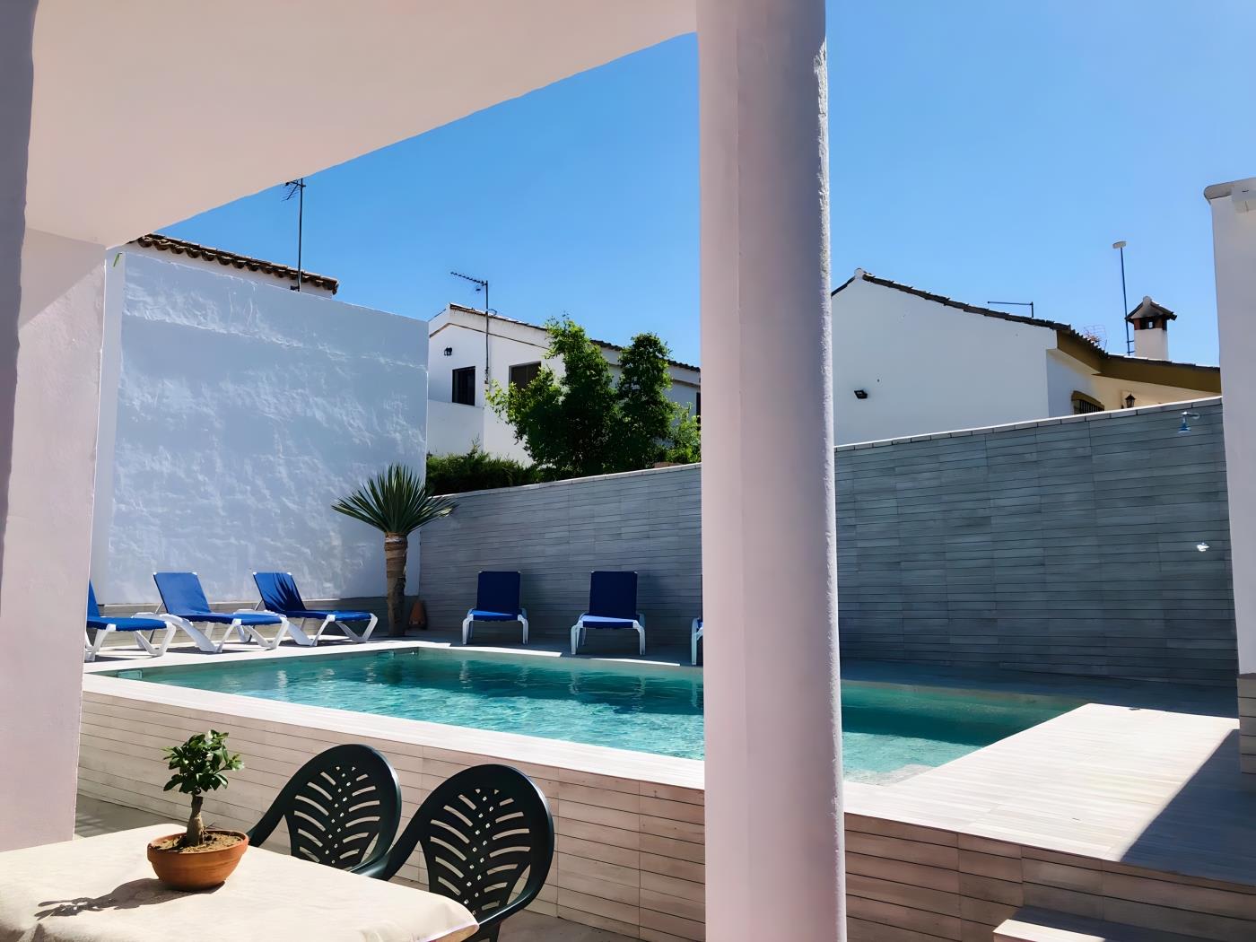 Chalet Vacacional con Piscina Privada y Parking Cerca de la Playa - image 3