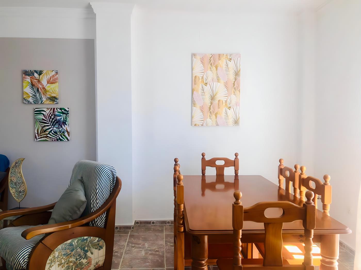 Chalet Vacacional con Piscina Privada y Parking Cerca de la Playa - image 12