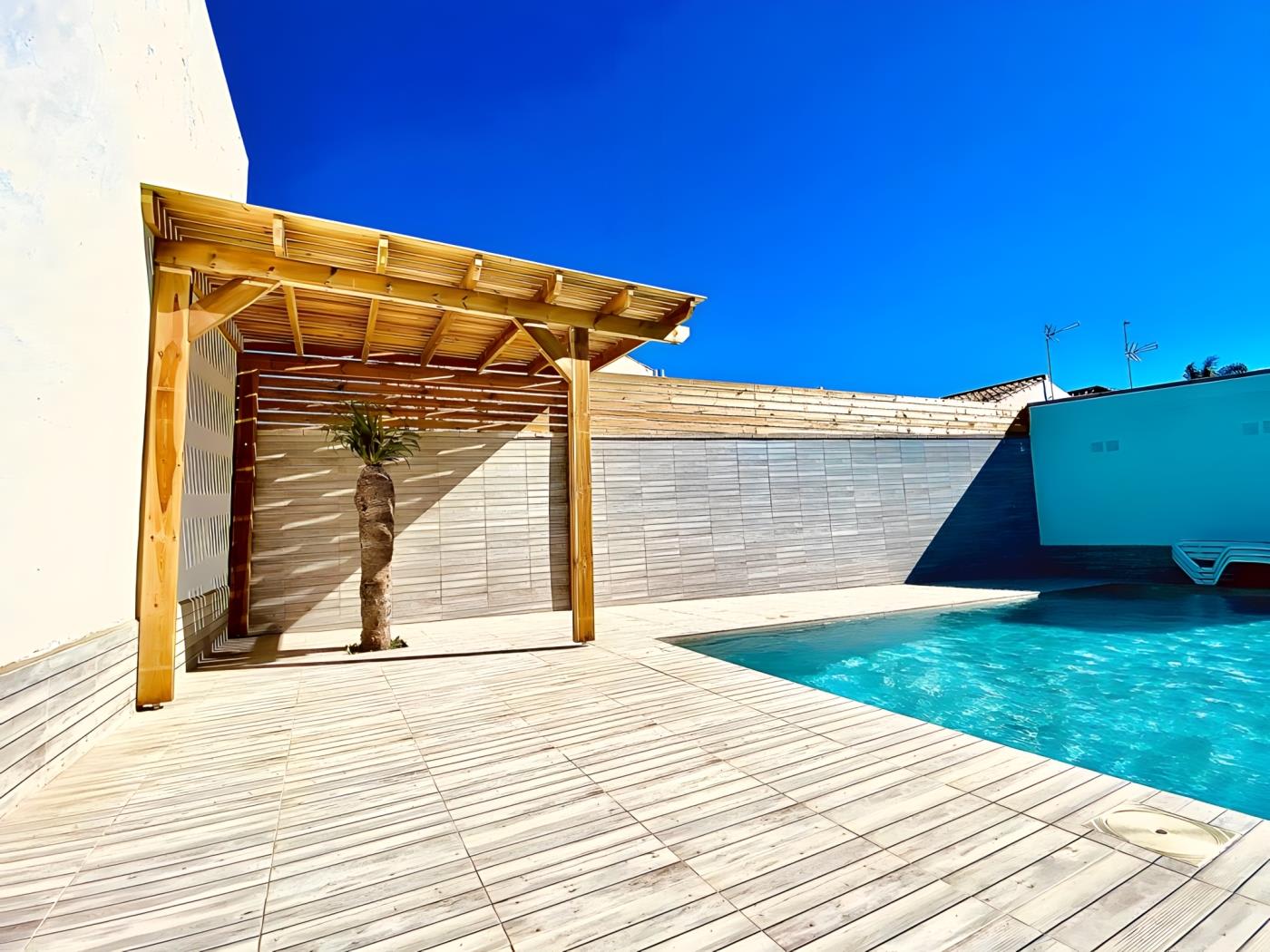 Chalet Vacacional con Piscina Privada y Parking Cerca de la Playa - image 8